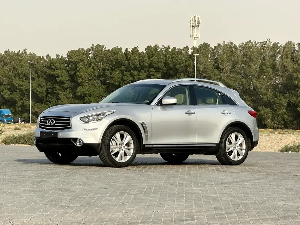 INFINITY QX70 MODEL 2015 GCC CAR PERFECT CONDITION INSIDE AND OUTSIDE FULL OPTION SUN ROOF - Image 9