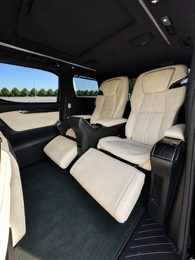 Lexus LM 300h Model 2021 - Image 10