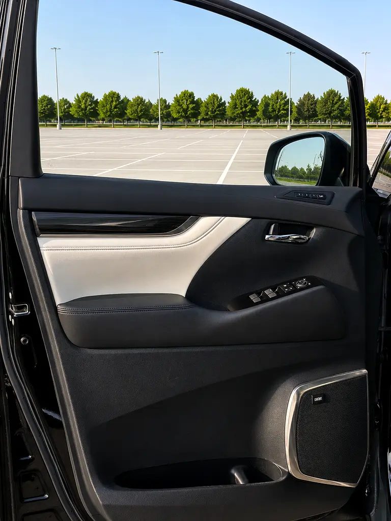 Lexus LM 300h Model 2021 - Image 12
