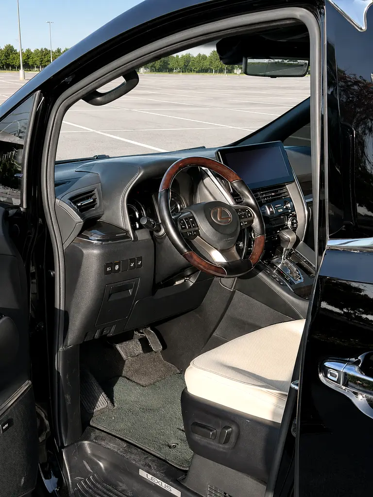 Lexus LM 300h Model 2021 - Image 8