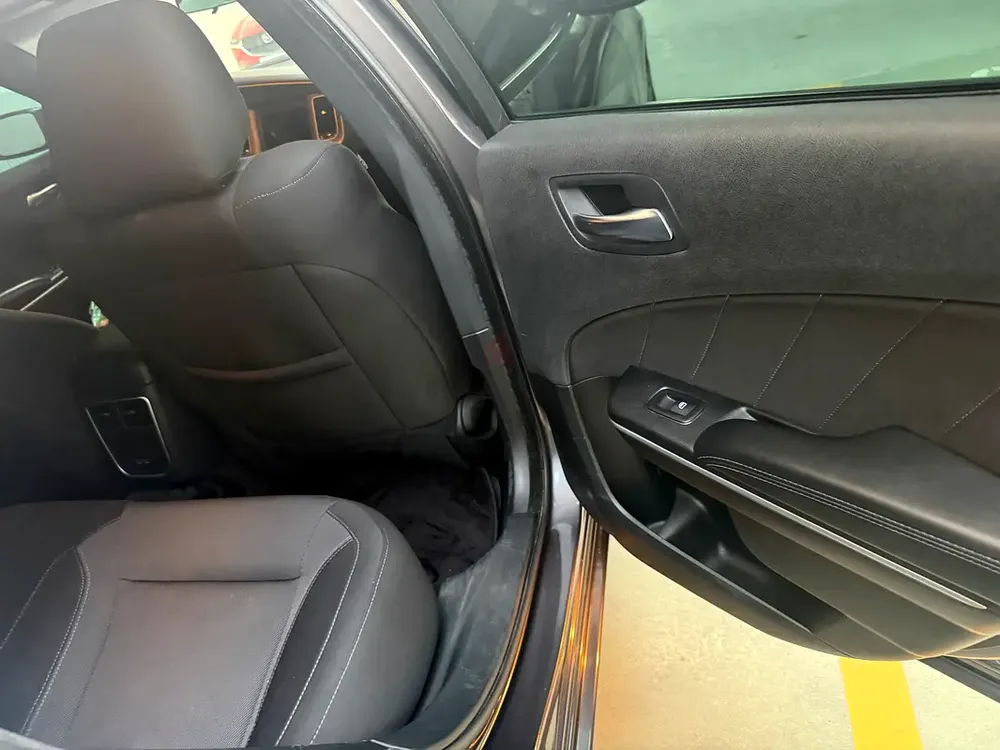 Charger SXT - Image 6