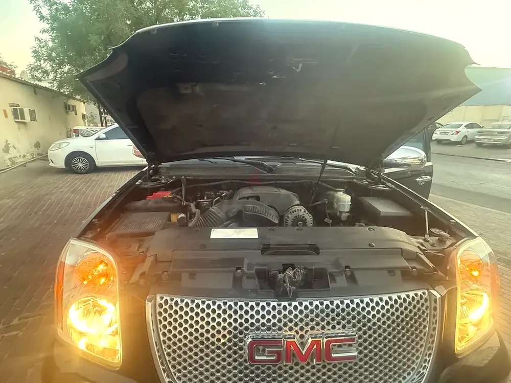 GMC Yukon Denali 2013 - GCC Specs - Well Maintained- Excellent condition - First owner - Image 4