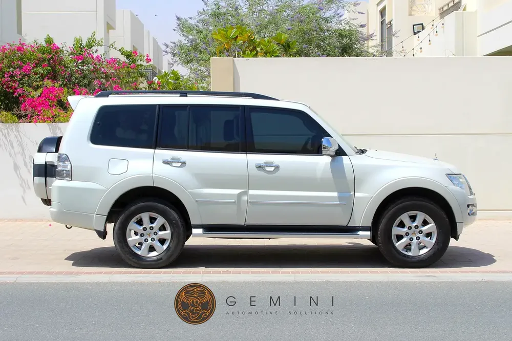 Mitsubishi Pajero 3.5 4WD GLS Top 2022 GCC with WARRANTY - Image 4