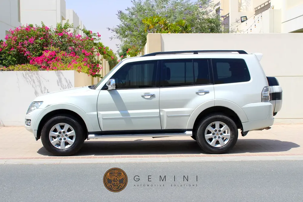 Mitsubishi Pajero 3.5 4WD GLS Top 2022 GCC with WARRANTY - Image 5
