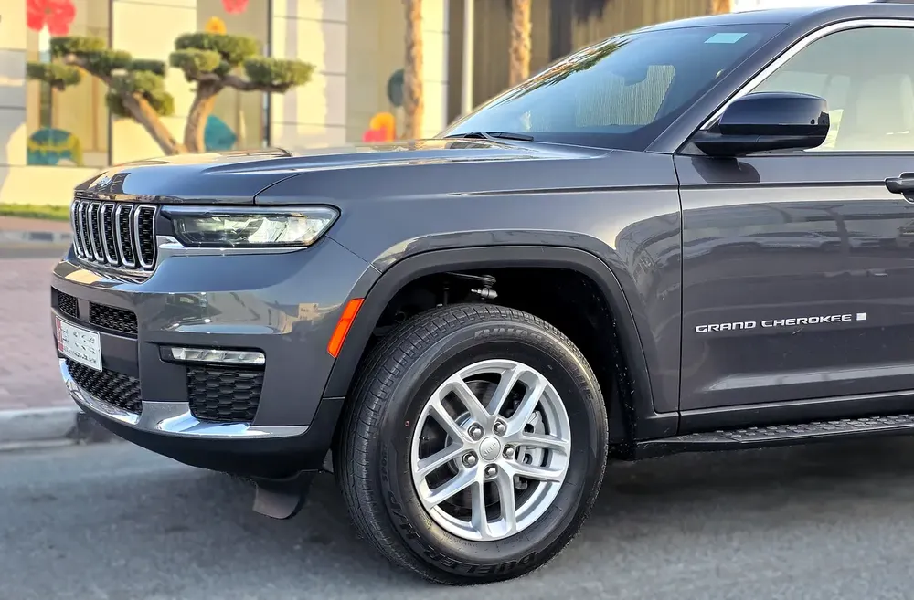 2025 Jeep Grand Cherokee Laredo - GCC Specs Lease to own & In-house Finance Available - Image 11