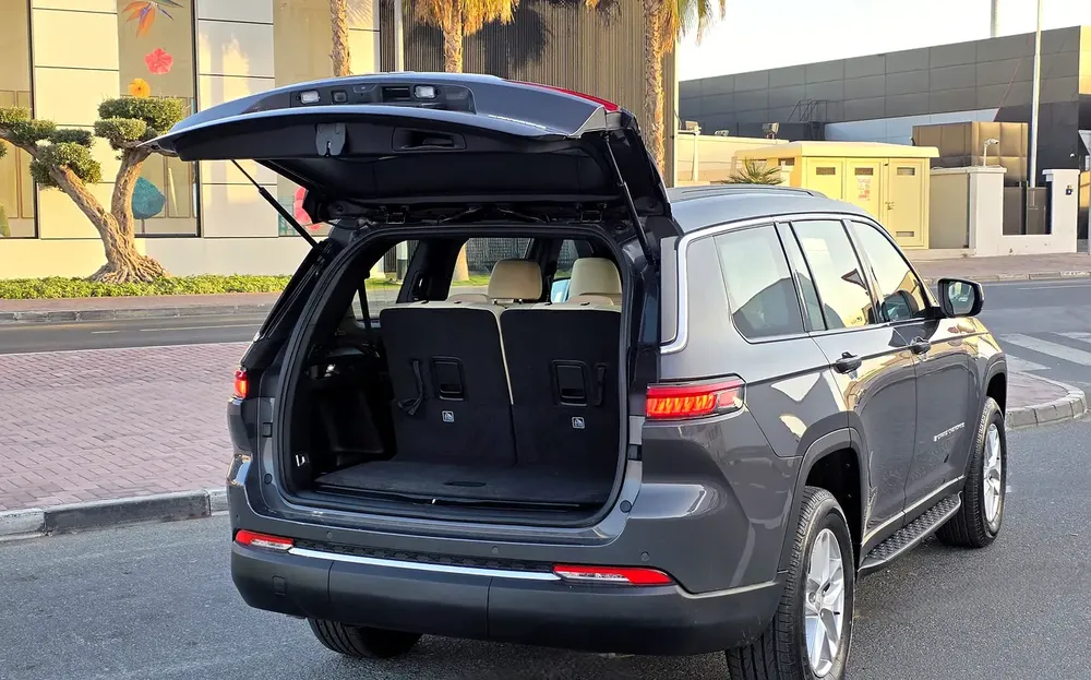2025 Jeep Grand Cherokee Laredo - GCC Specs Lease to own & In-house Finance Available - Image 7