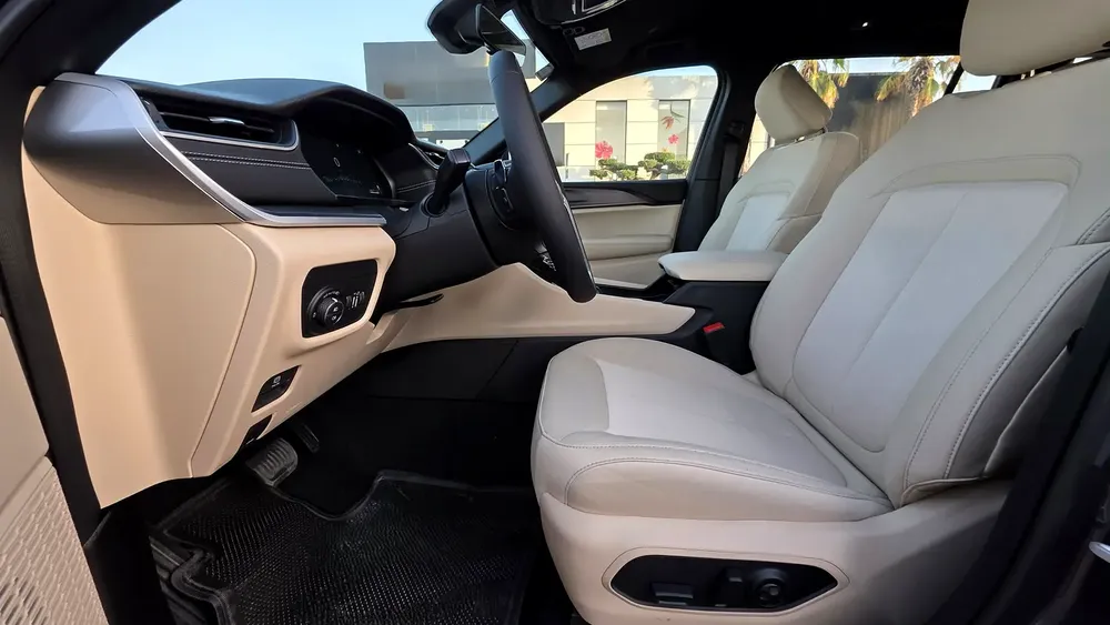 2025 Jeep Grand Cherokee Laredo - GCC Specs Lease to own & In-house Finance Available - Image 8