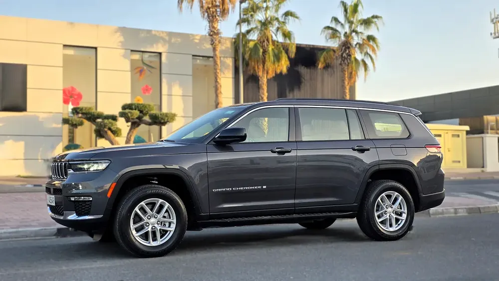 2025 Jeep Grand Cherokee Laredo - GCC Specs Lease to own & In-house Finance Available - Image 9