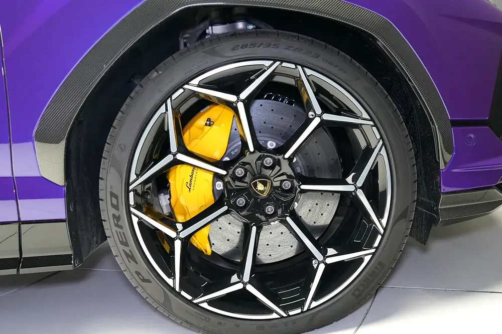 URUS PERFORMANTE | CARBON INTERIOR AND EXTERIOR | VIOLA PASIFAE EXTERIOR | WARRANTY AVAILABLE - Image 15