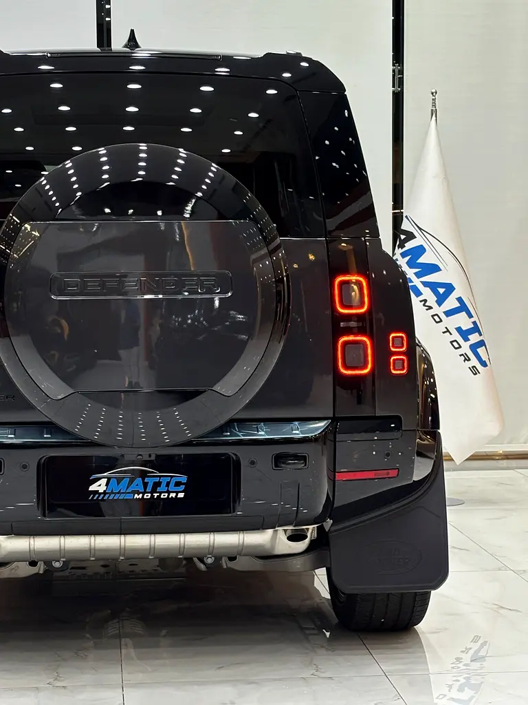 Land Rover Defender P400 X-Dynamic HSE - Image 10