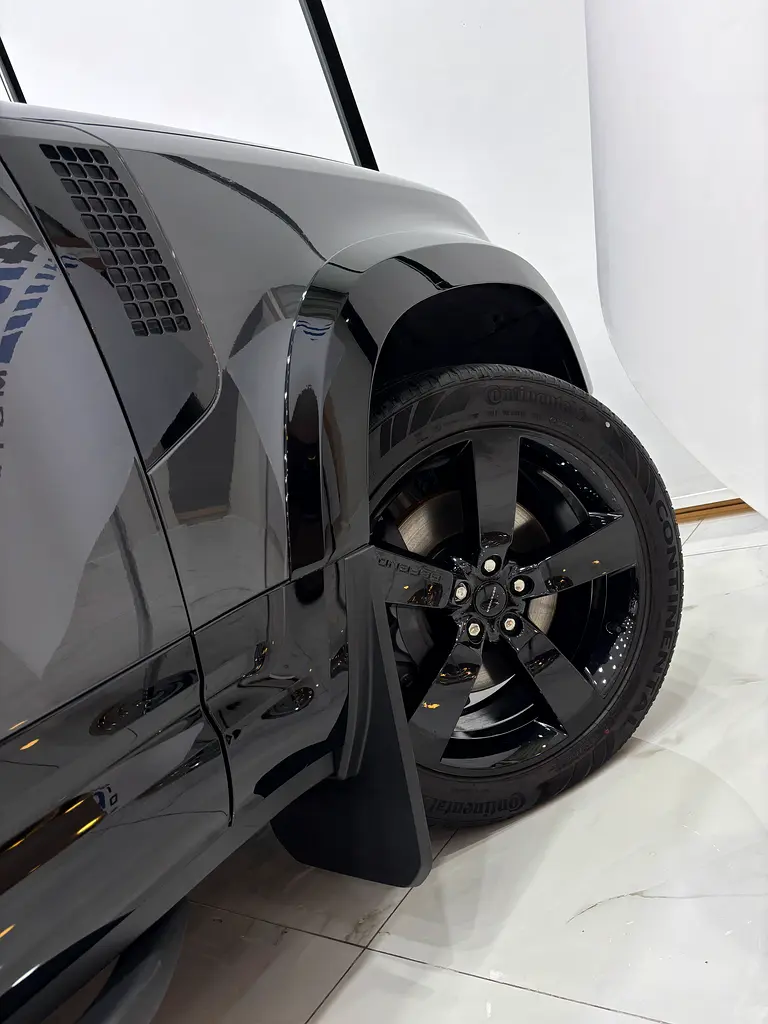 Land Rover Defender P400 X-Dynamic HSE - Image 11