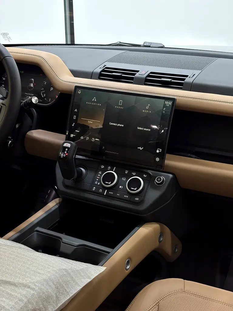 Land Rover Defender P400 X-Dynamic HSE - Image 15