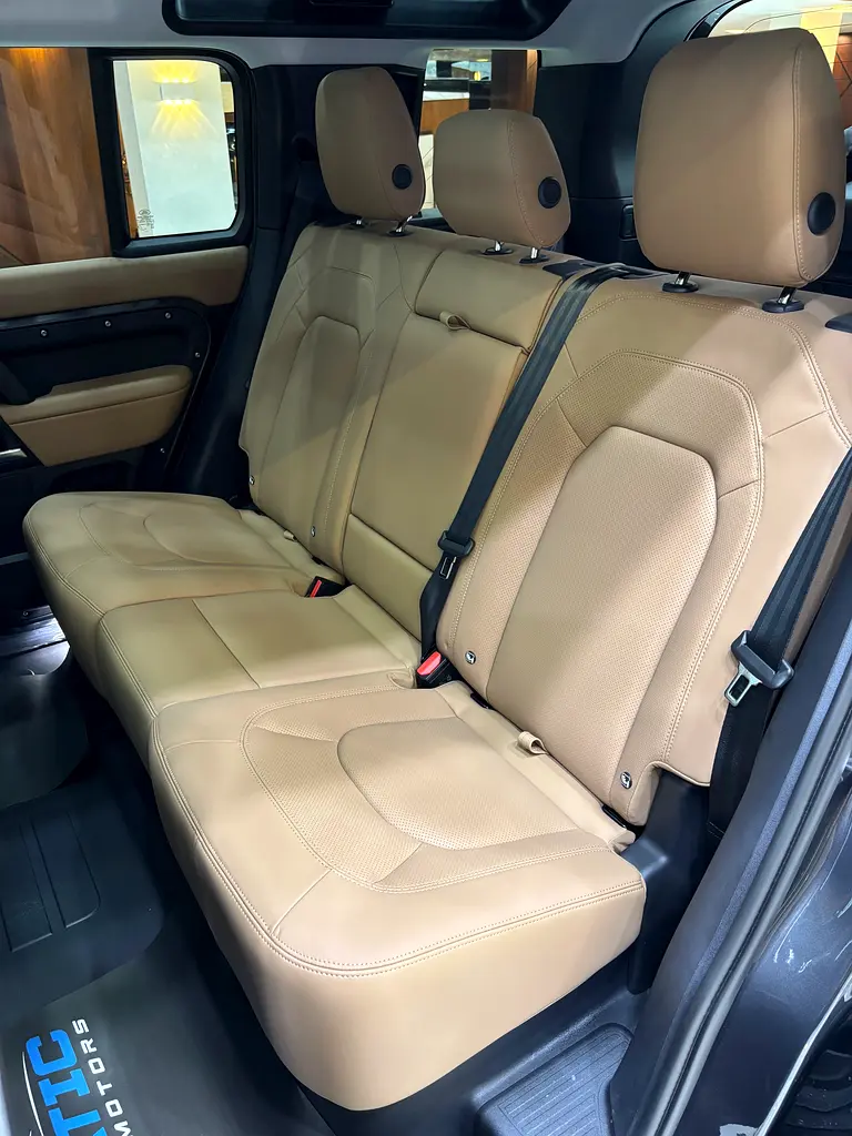 Land Rover Defender P400 X-Dynamic HSE - Image 19