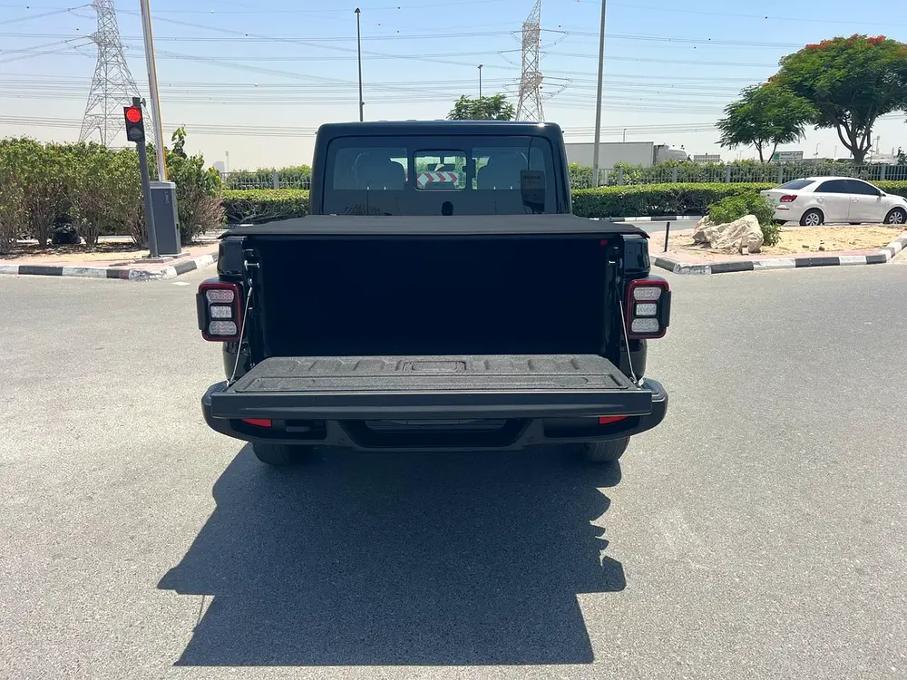2020 Jeep Gladiator Overland GCC Specs single owner - Image 10