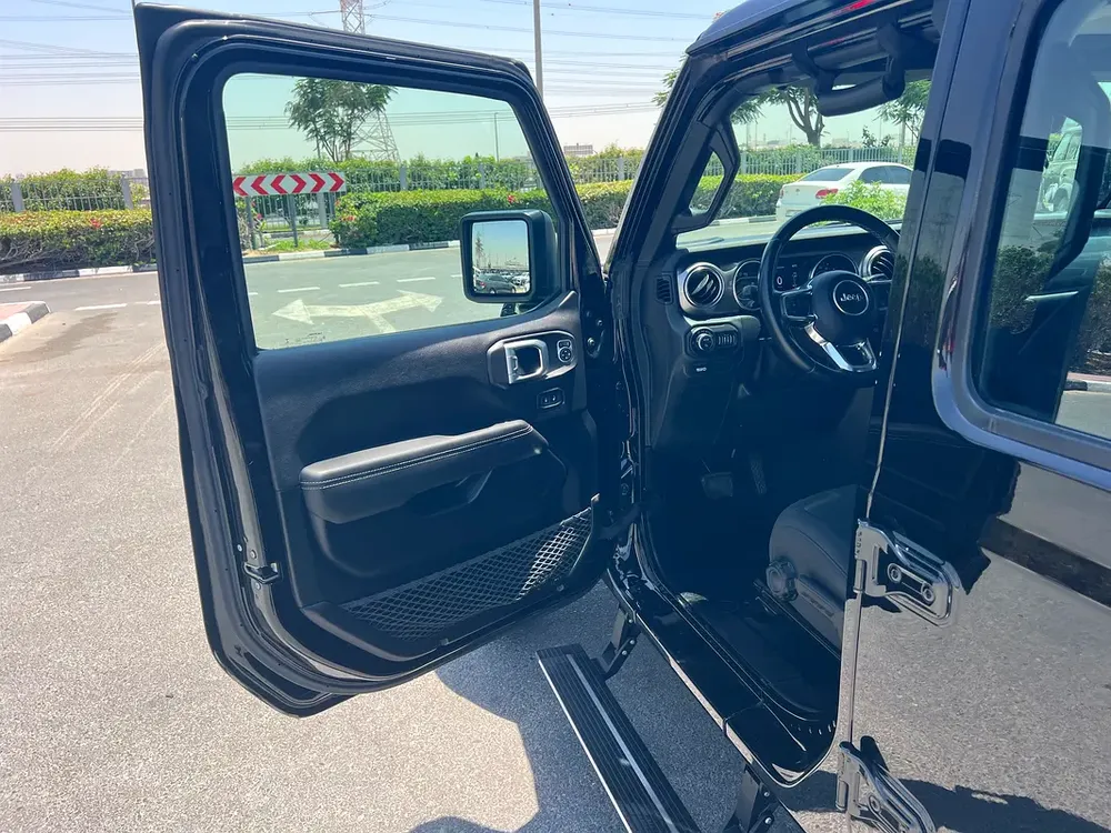 2020 Jeep Gladiator Overland GCC Specs single owner - Image 11