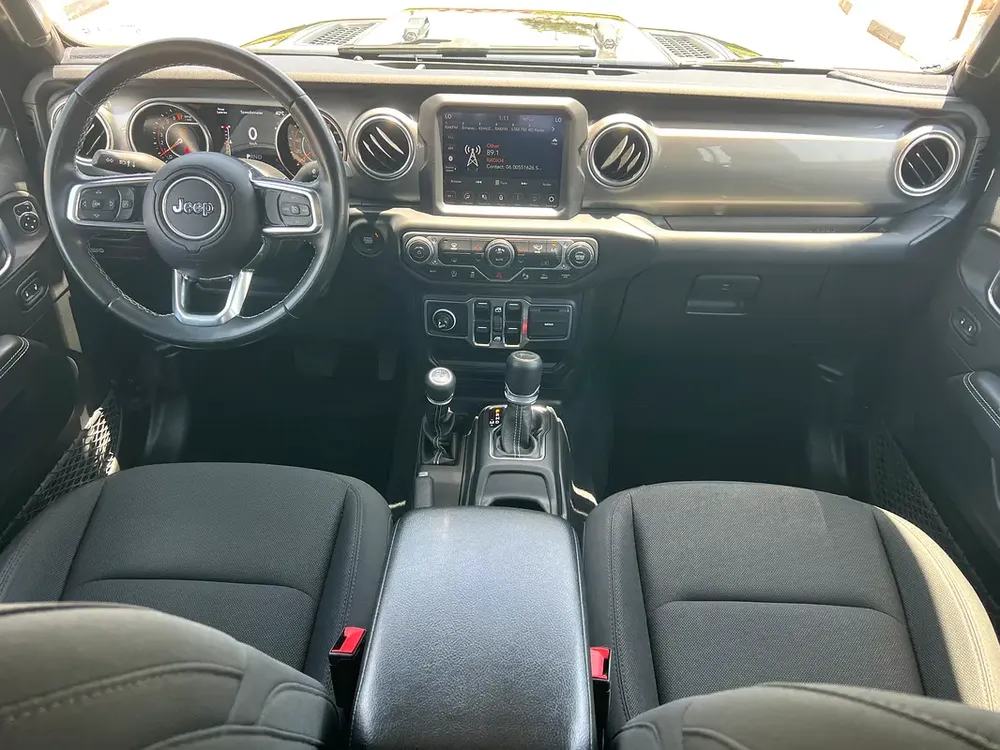 2020 Jeep Gladiator Overland GCC Specs single owner - Image 12