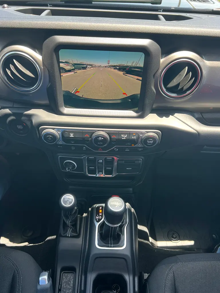 2020 Jeep Gladiator Overland GCC Specs single owner - Image 13