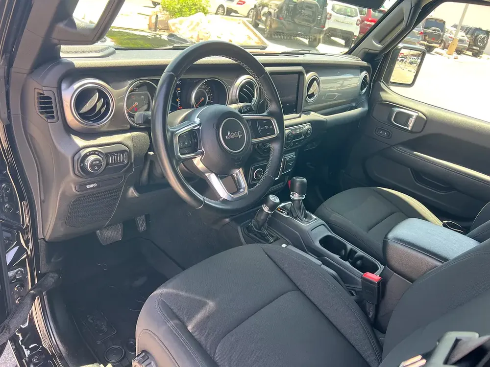 2020 Jeep Gladiator Overland GCC Specs single owner - Image 14