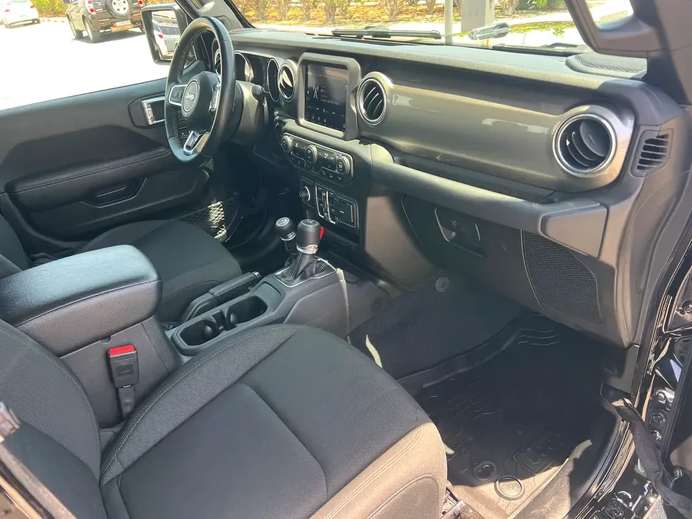2020 Jeep Gladiator Overland GCC Specs single owner - Image 15