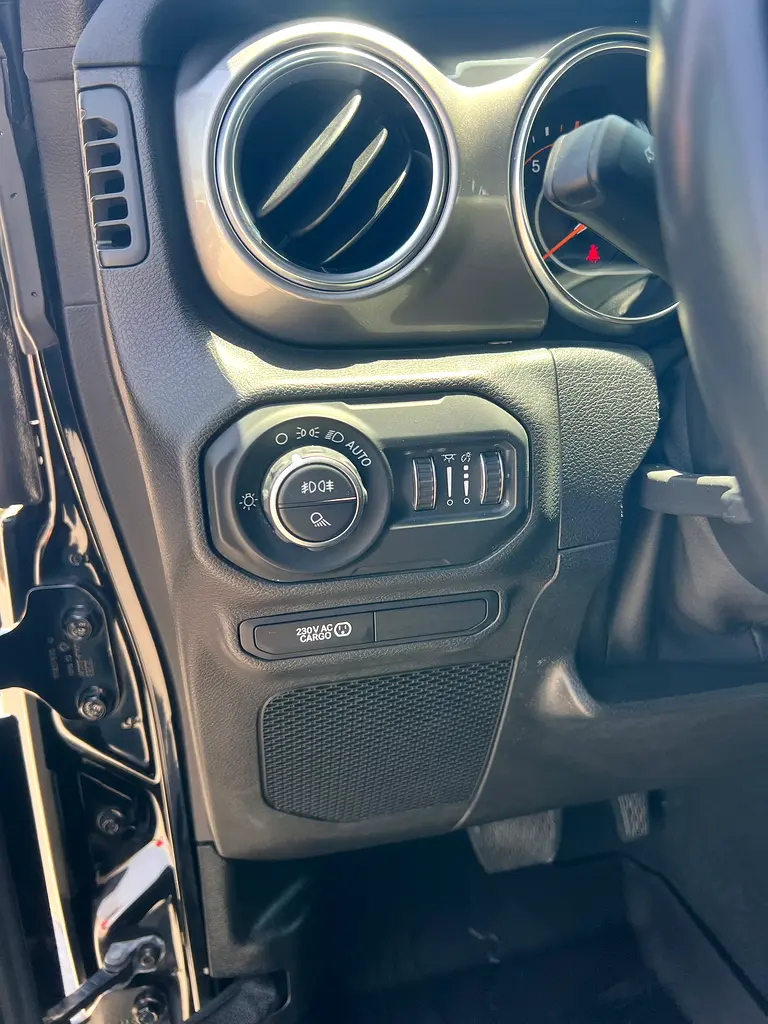 2020 Jeep Gladiator Overland GCC Specs single owner - Image 17