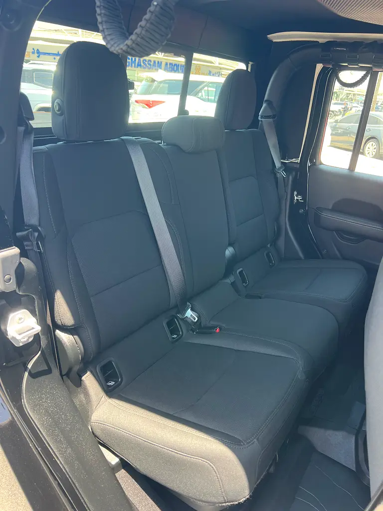 2020 Jeep Gladiator Overland GCC Specs single owner - Image 18