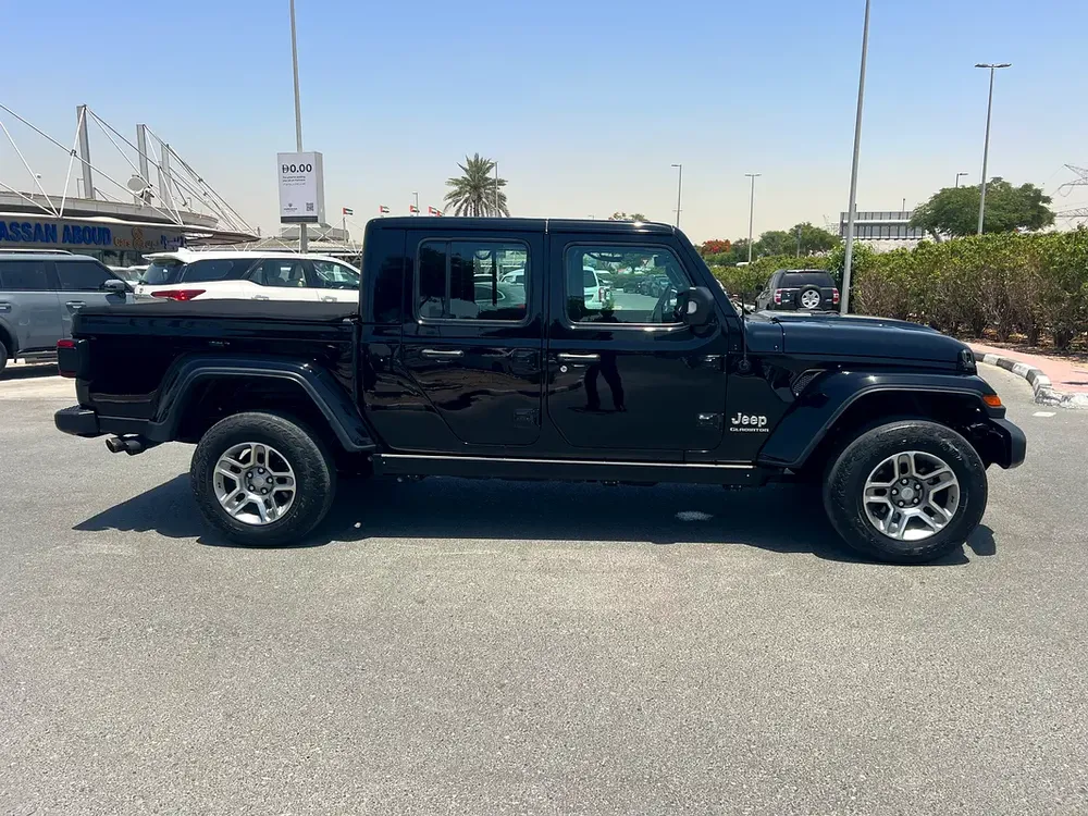 2020 Jeep Gladiator Overland GCC Specs single owner - Image 4
