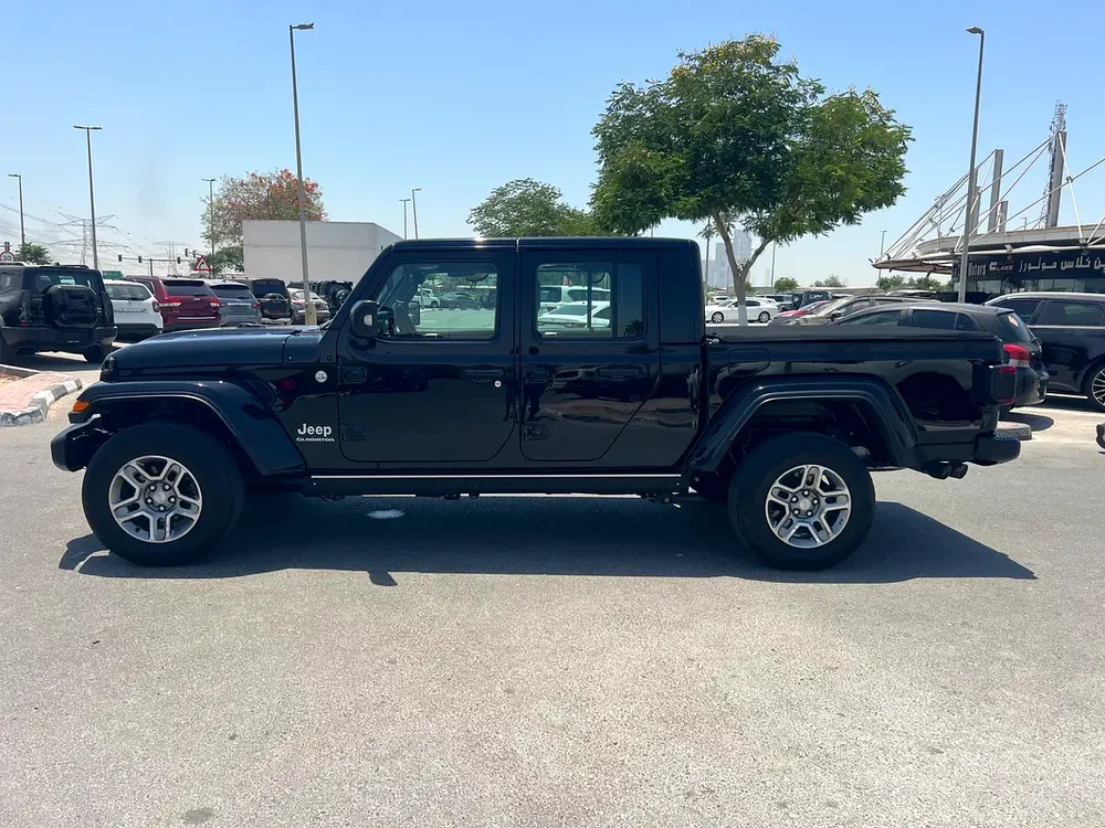 2020 Jeep Gladiator Overland GCC Specs single owner - Image 5