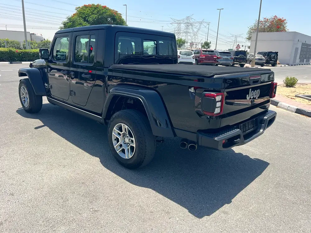 2020 Jeep Gladiator Overland GCC Specs single owner - Image 6