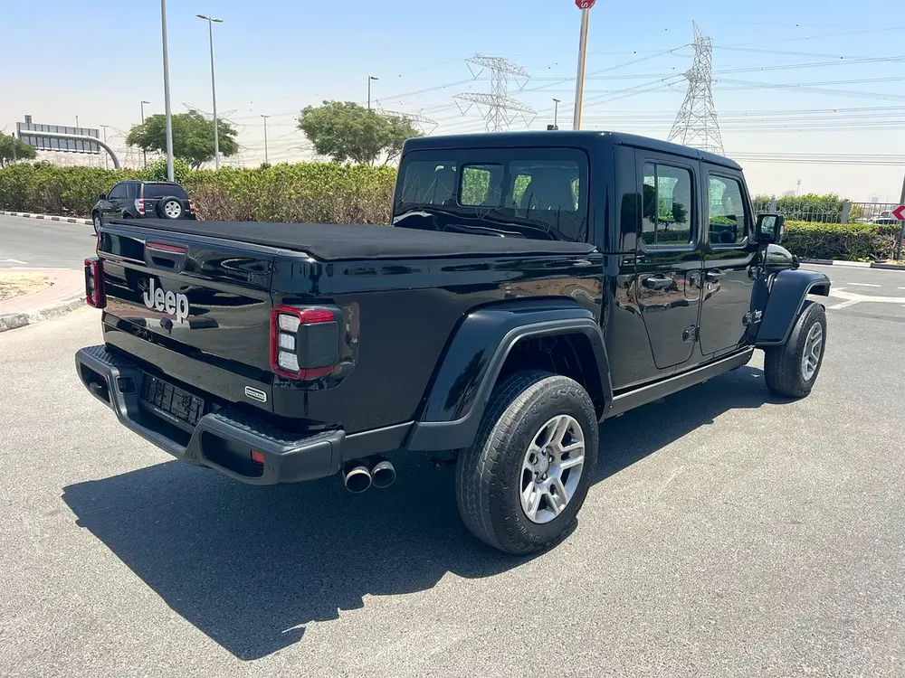 2020 Jeep Gladiator Overland GCC Specs single owner - Image 8