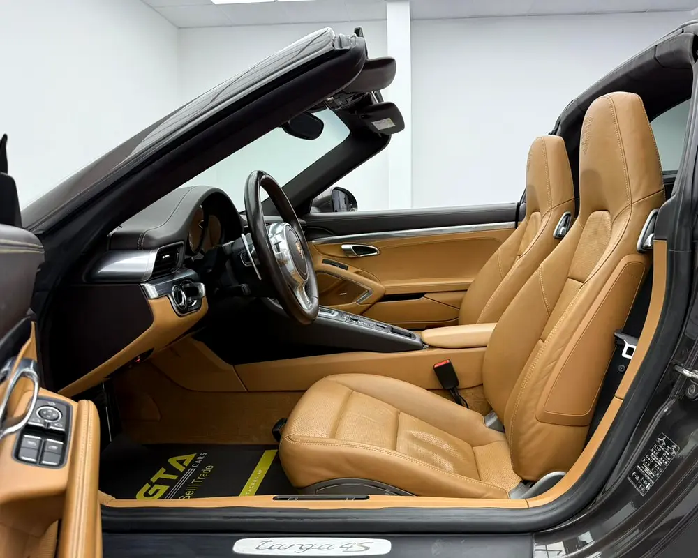 2015 Porsche 911 Targa 4S ,Porsche Service History ,Excellent Condition ,GCC - Image 12