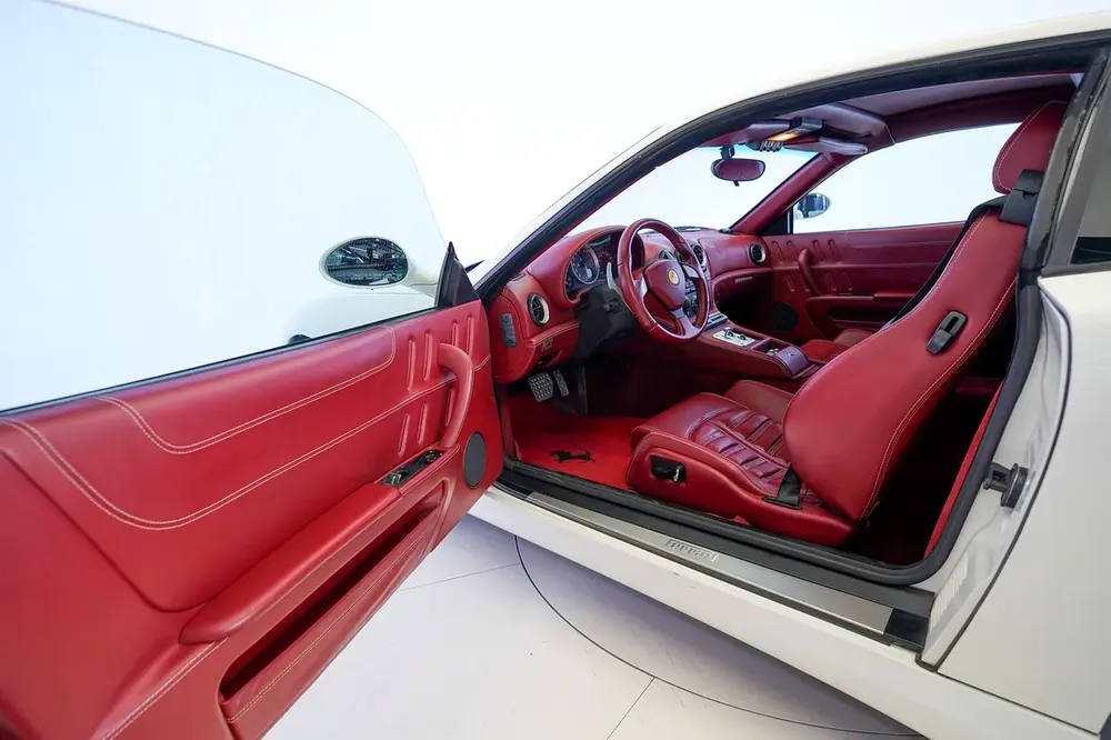 20223 | 575 M | WHITE/RED | DAYTONA SEATS - Image 4