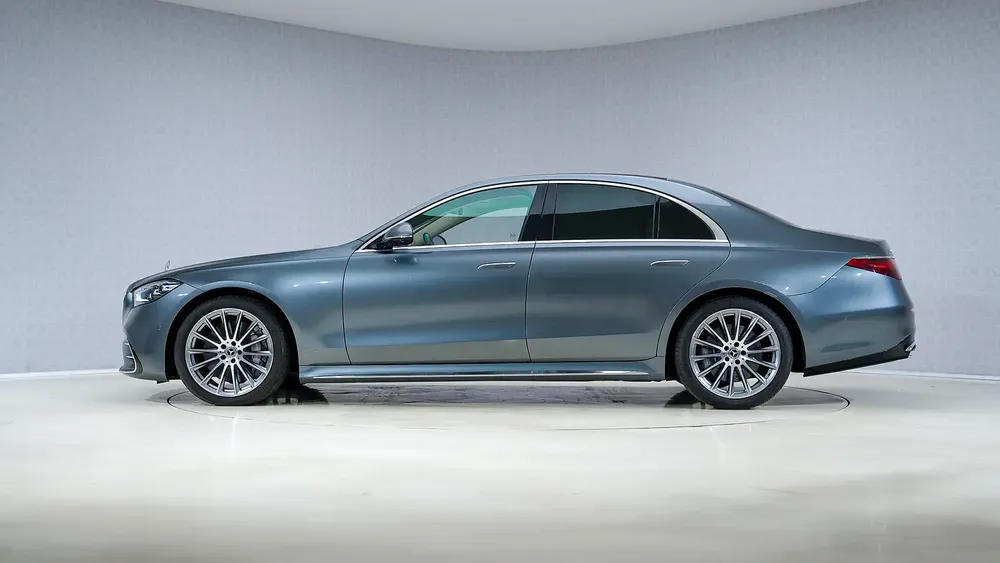 Special Offer | AED 5,250 PM | Warranty Service Pack 2027, Super Low KM | S 500 AMG Line - Image 11