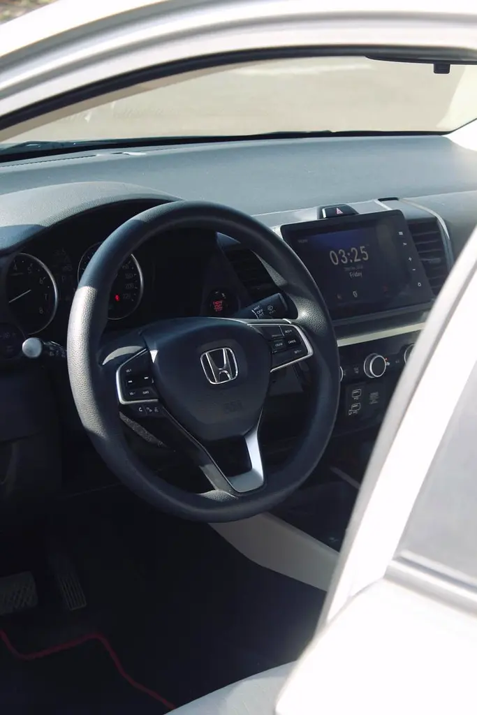 INSTALLMENT GCC HONDA CITY 202 MODEL WITH 2 KEYS! AVAILABLE ON BANK FINANCE AND CASH BOTH - Image 6