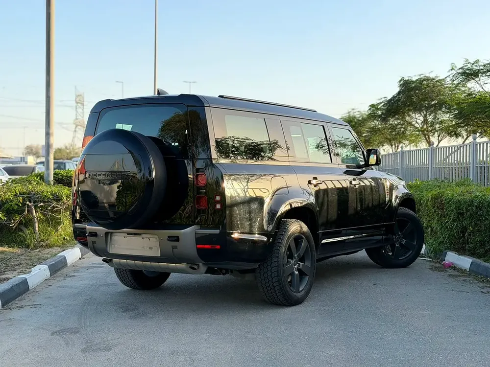 2025 Land Rover Defender 130 X-Dynamic SE - GCC Specs - Brand New! - Image 4