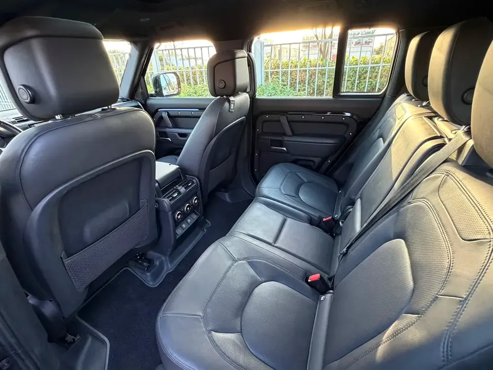 2025 Land Rover Defender 130 X-Dynamic SE - GCC Specs - Brand New! - Image 7