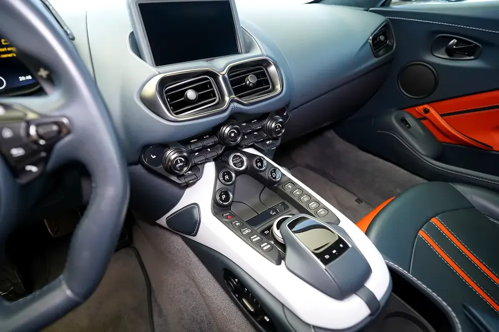 VANTAGE V8 | PEARL WHITE | TWO TONE INTERIO WARRANTY AVAIALABLE - Image 11
