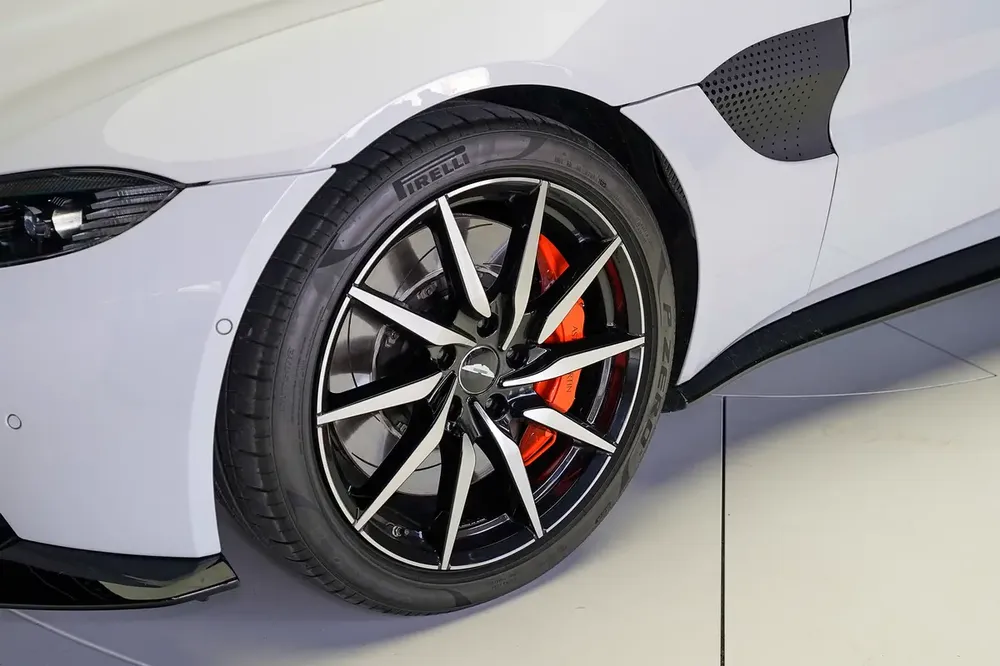 VANTAGE V8 | PEARL WHITE | TWO TONE INTERIO WARRANTY AVAIALABLE - Image 6