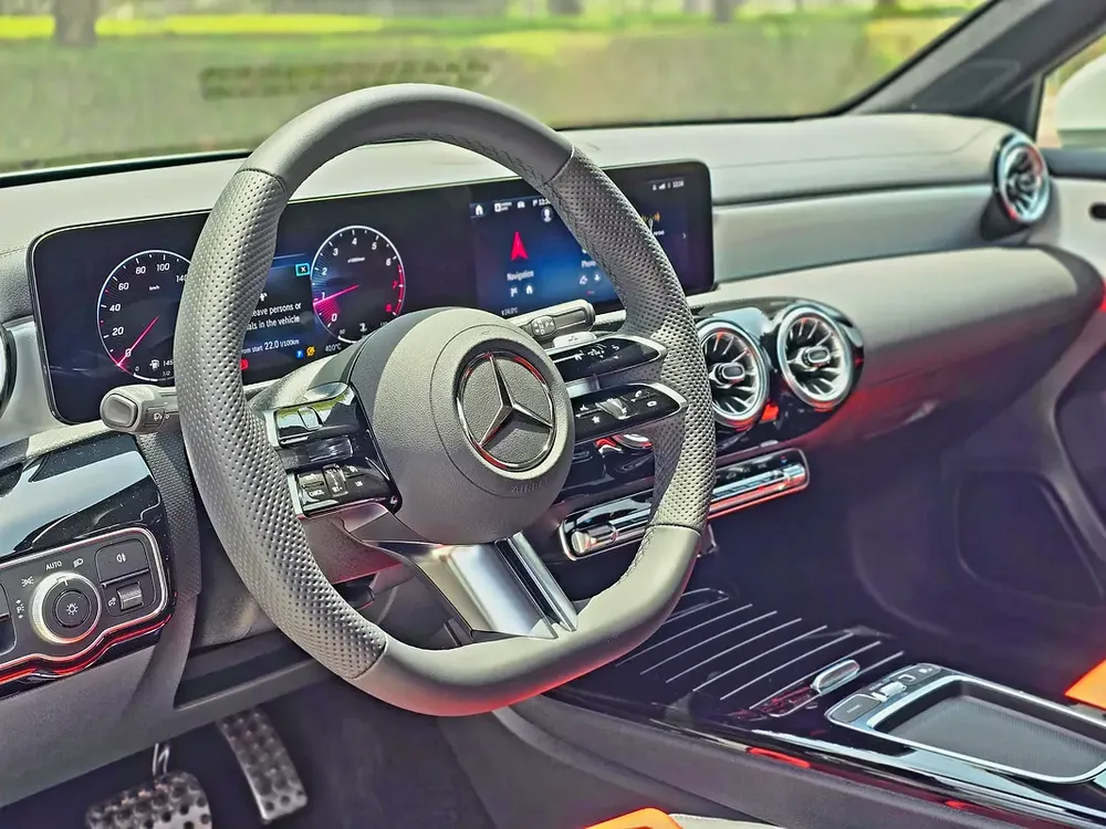 Mercedes A 200 AMG Premium Plus - GCC - Low Km- Under Mercedes Warranty  Service pack | 360 Cam - Image 9