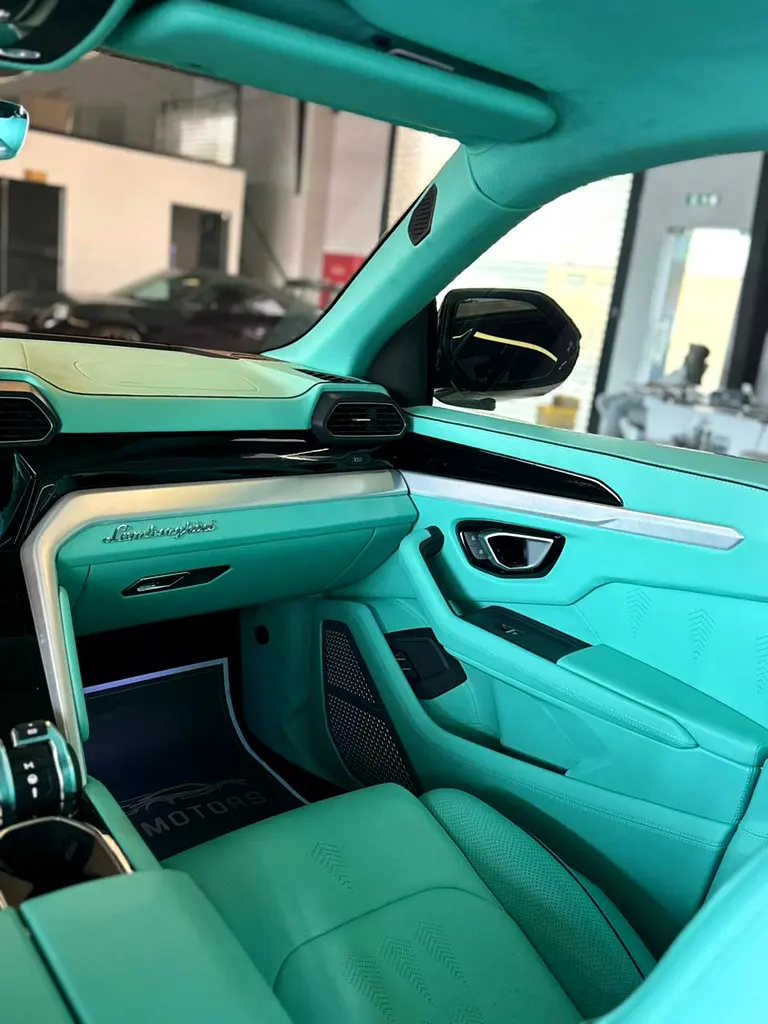 Lamborghini URUS - Image 14