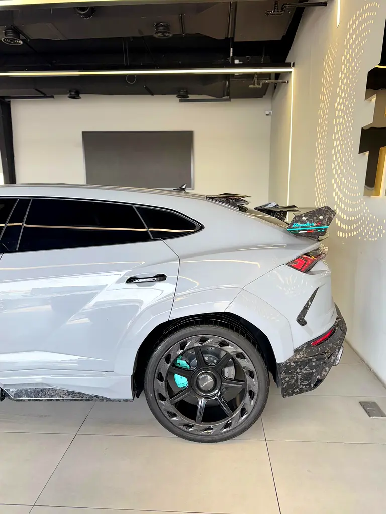 Lamborghini URUS - Image 8