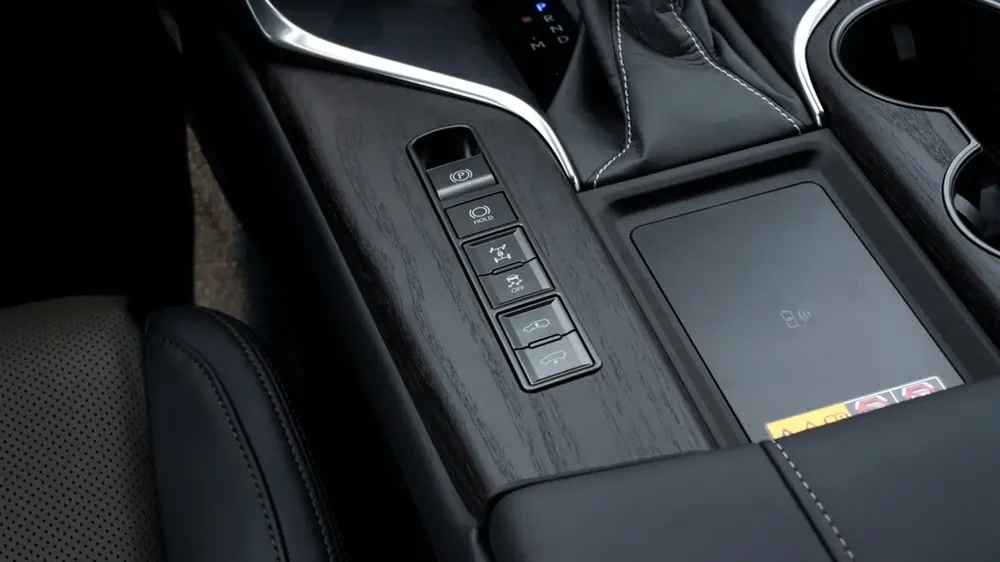 LX 600 3.5L 2025 GCC Specs 0 KM For Export - Image 19