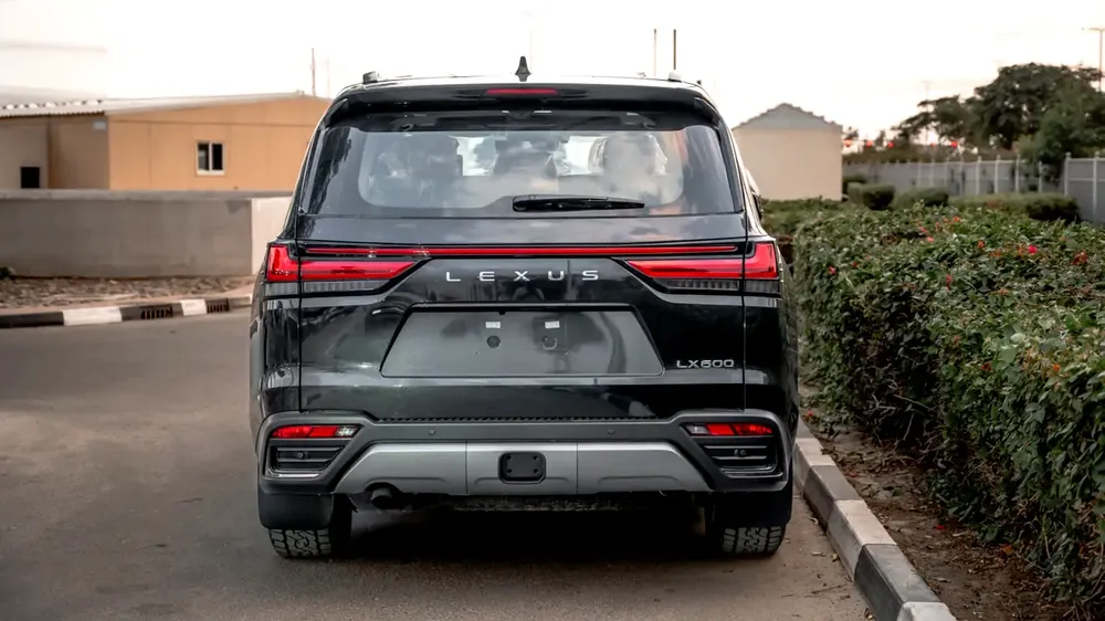 LX 600 3.5L 2025 GCC Specs 0 KM For Export - Image 4