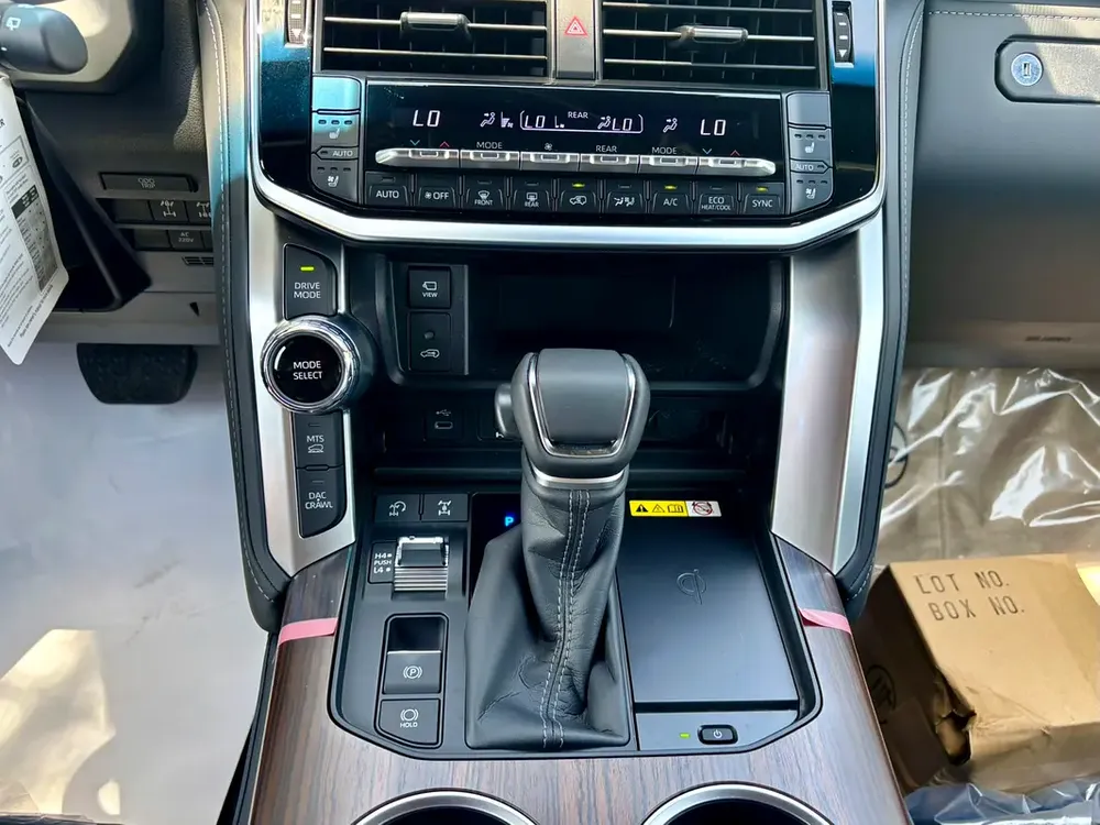 TOYOTA LAND CRUISER VX 3.5 HUBRID MODEL 2026 - Image 10