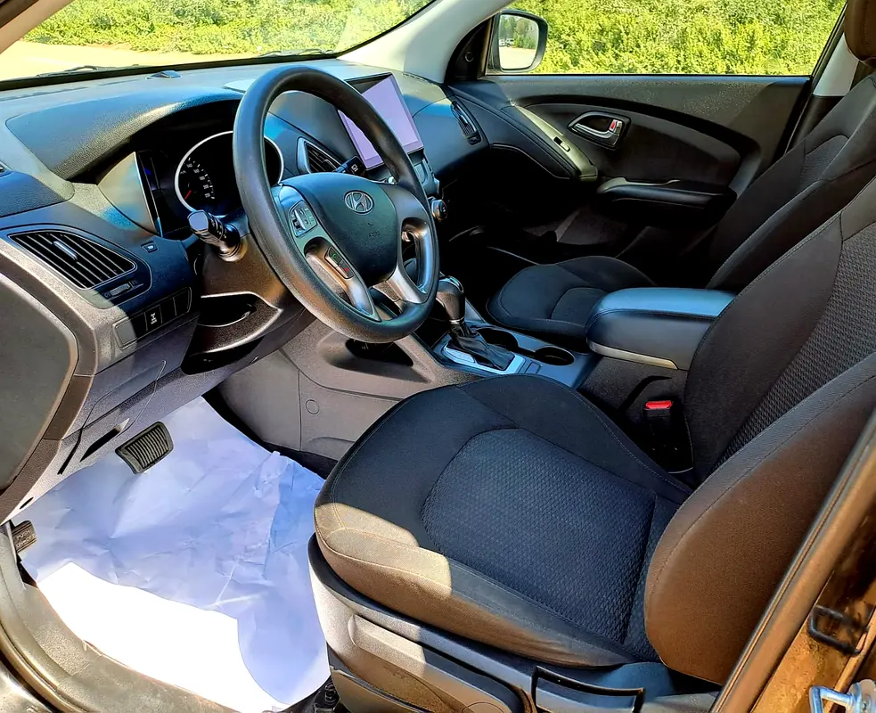 1,649-MONTHLY FOR 1 YEAR ONLY | HYUNDAI TUCSON 2015 2.0L GCC | CRUISE CONTROL I GPS I ACCIDENT FREE - Image 10