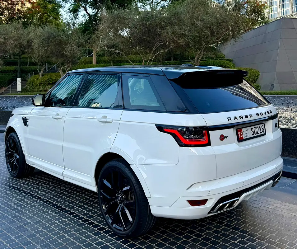 SVR KIT RANGE ROVER SPORT —  GCC —  FULL SERVICE HISTORY — VERY NEAT — PANORAMIC ROOF - Image 11