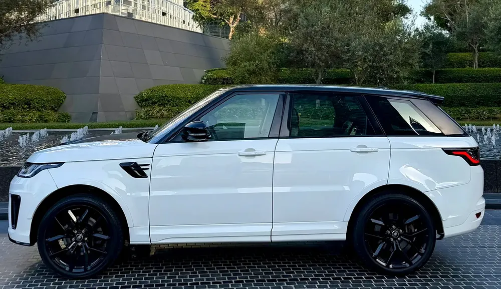 SVR KIT RANGE ROVER SPORT —  GCC —  FULL SERVICE HISTORY — VERY NEAT — PANORAMIC ROOF - Image 12