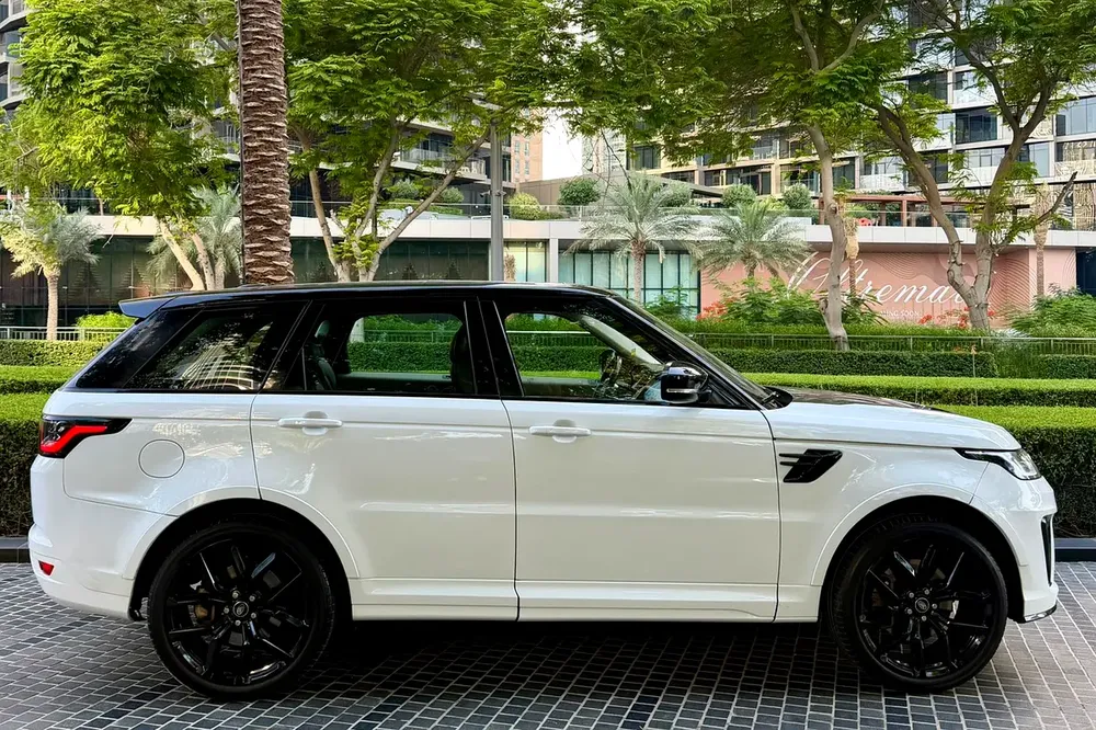 SVR KIT RANGE ROVER SPORT —  GCC —  FULL SERVICE HISTORY — VERY NEAT — PANORAMIC ROOF - Image 13