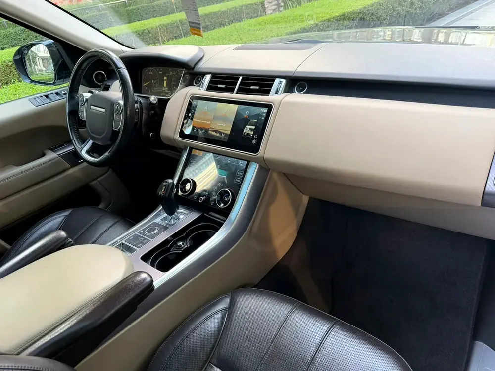 SVR KIT RANGE ROVER SPORT —  GCC —  FULL SERVICE HISTORY — VERY NEAT — PANORAMIC ROOF - Image 14