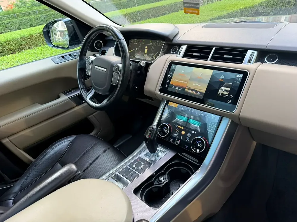 SVR KIT RANGE ROVER SPORT —  GCC —  FULL SERVICE HISTORY — VERY NEAT — PANORAMIC ROOF - Image 16