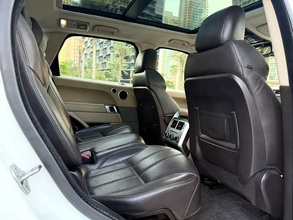 SVR KIT RANGE ROVER SPORT —  GCC —  FULL SERVICE HISTORY — VERY NEAT — PANORAMIC ROOF - Image 17